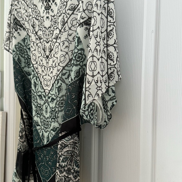 Beautiful top, light weight with nice pattern. - Picture 2 of 7